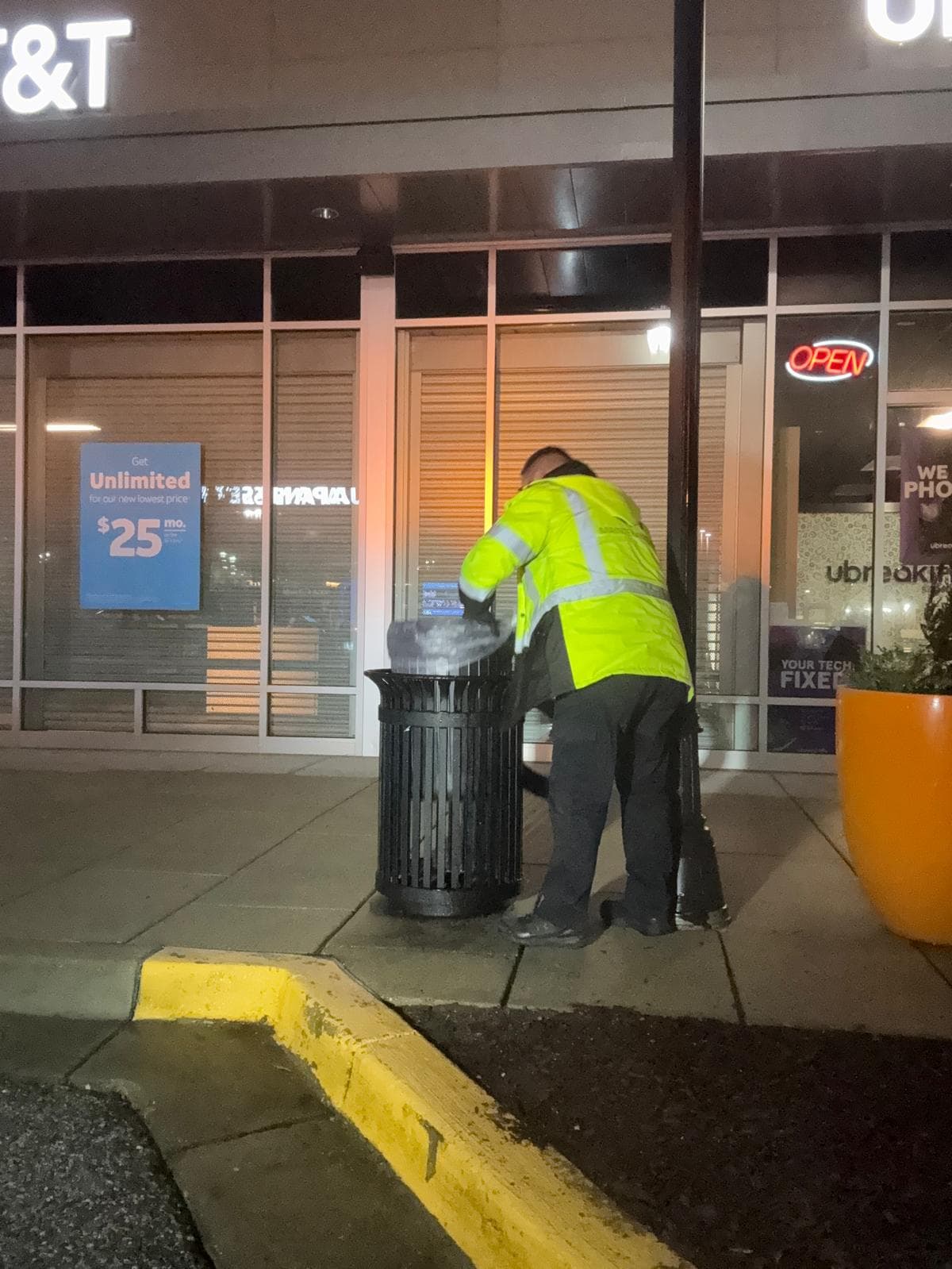 Day porter services for real-time commercial property maintenance and cleaning